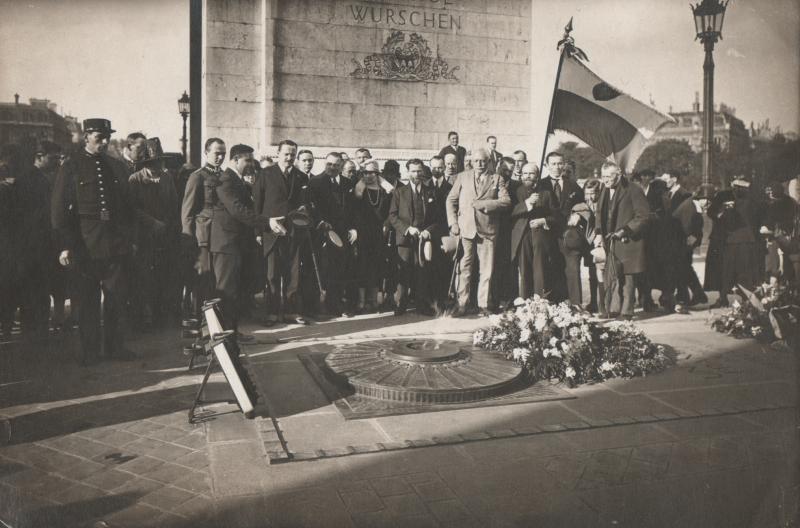 François Baryla z flagą podczas uroczystości patriotycznej (27 JUN 1927)