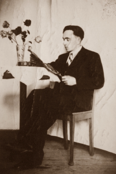 Józef Kowalczyk z gazetą (abt. 1939)
